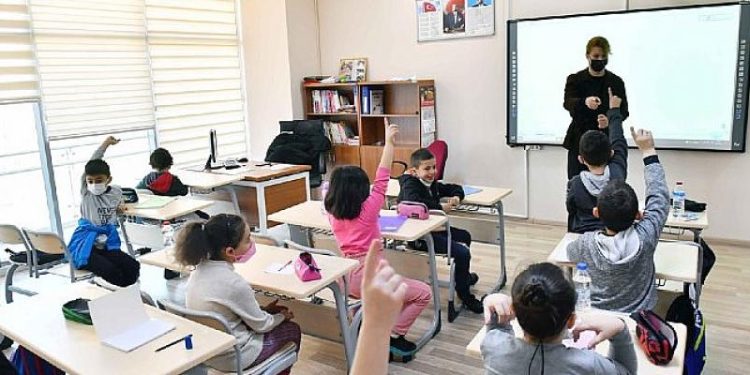 Anakara Büyükşehir Belediyesi’nin Ev Sahipliğinde Başkentli Çocuklar İngilizce Öğreniyor