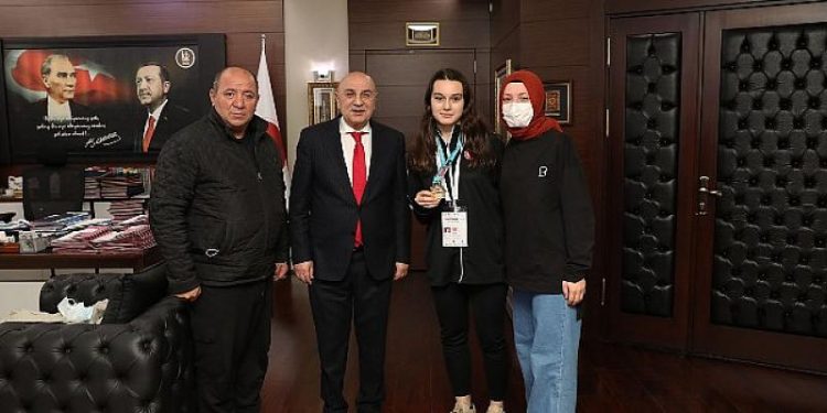 Başkan Altınok Avrupa Şampiyonu Melis Tetik’i Misafir Etti