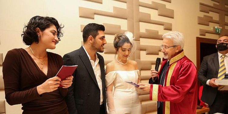 Başkan Erdem’den evlenen çiftlere 14 Şubat sürprizi