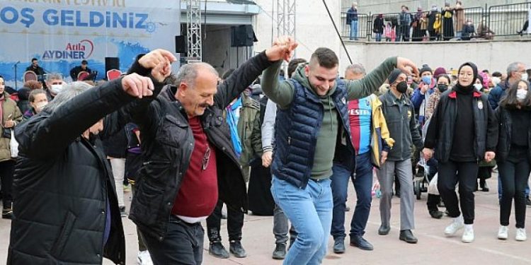Bayrampaşa hamsi ve horonla coştu