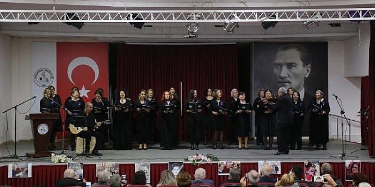 Burhaniye Kent Konseyi Çok Sesli Korosu İlk Konserini Yaptı