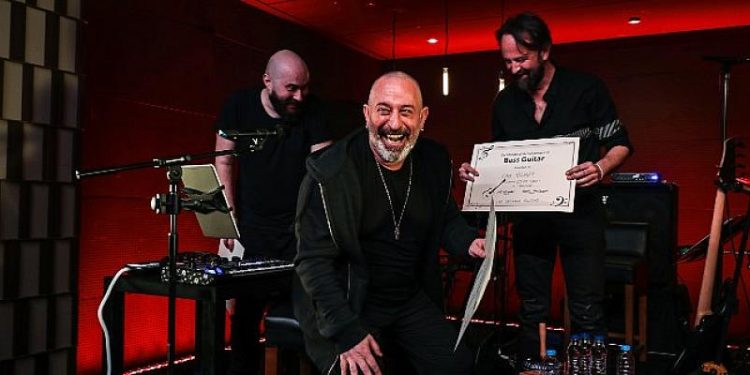 Can Şengün ile Sıkı Fıkı’nın İkinci Bölümünde Cem Yılmaz Herkesi Kahkahaya Boğdu!