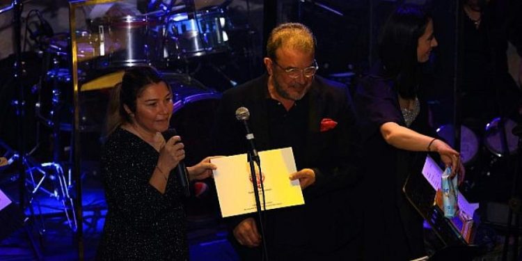 Kadınlar Günü’nde Erkekler “Bir kız çocuğunun geleceği ol” Mesajıyla Konser Verdi