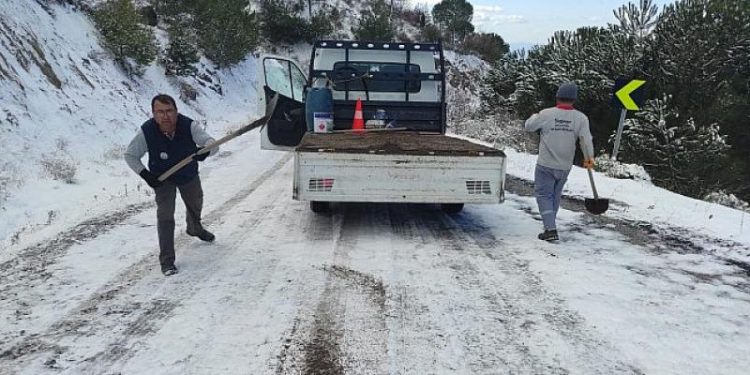 Kar Kaplı Kırsal Yollar Açılıyor