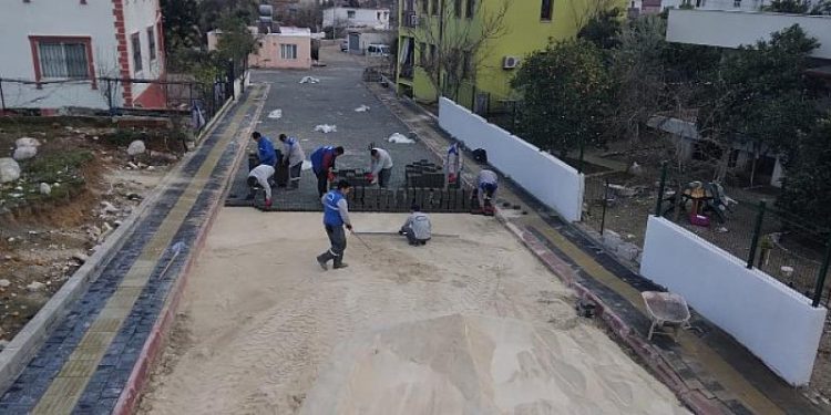 Kemer’de Yol ve Kaldırım Yenileme Çalışmaları Yapılıyor