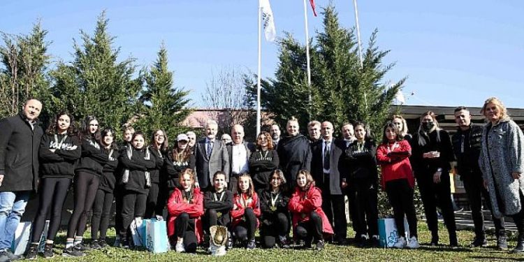 Kupa sevincini Başkan Erdem ile paylaştılar