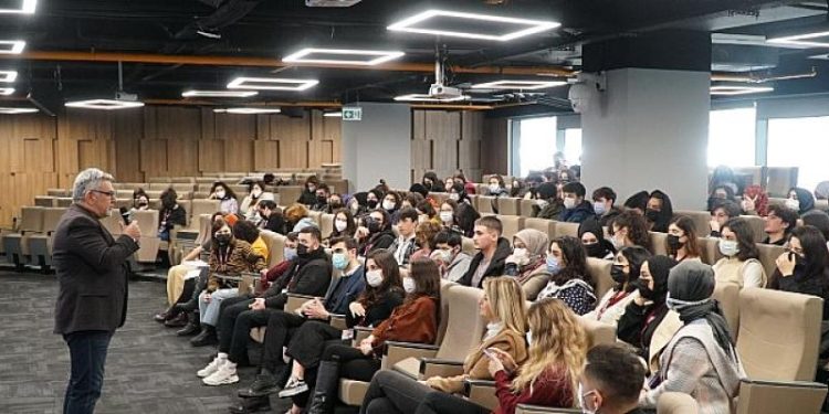 Liseliler ‘İstinye Üniversitesi Lise Kış Kampı’nda üniversite yaşamını deneyimledi