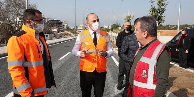 Üniversite Caddesi’ndeki yeni yol trafiğe açıldı BaşkanMuhittin Böcek deneme sürüşü yaptı