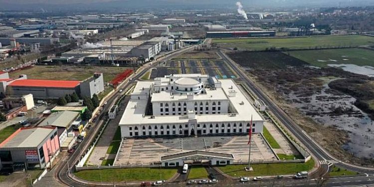 Yan yollar, otopark ve çevre düzenlemesi tamam