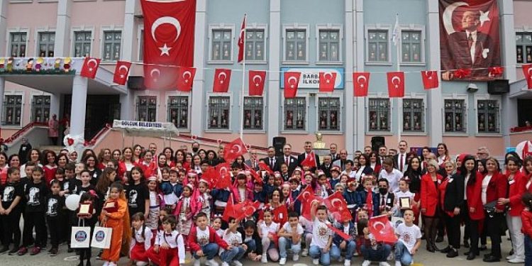 23 Nisan Coşkusu Gölcüklü Öğrencilerin Gösterileriyle Renklendi