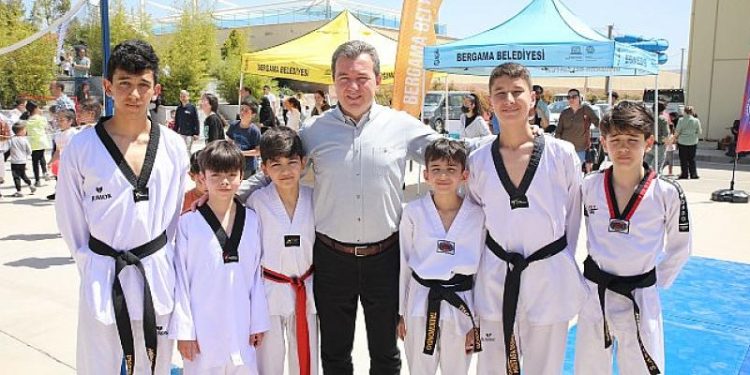 Bergamalı çocuklar 23 Nisan’a özel şenlikle Pazar tatilini eğlenerek geçirdi
