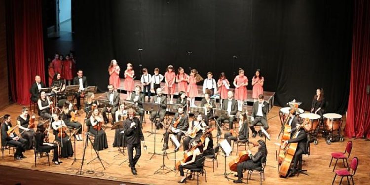 Büyükşehir Çocuk Korosu İlk Konserini Verdi
