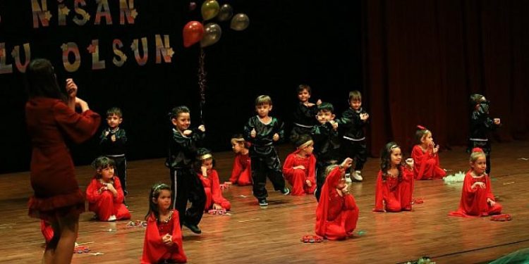 Emin Eller Gündüz Bakımevi öğrencilerinden coşkulu 23 Nisan kutlaması