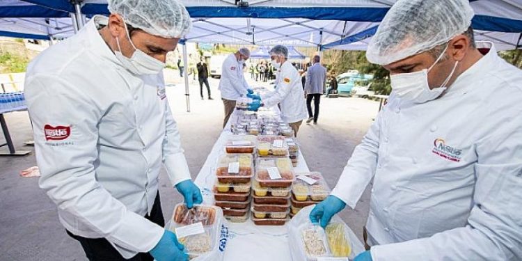 İzmir Dayanışması “Ramazan sofralarında iftar bereketi”yle büyüyor