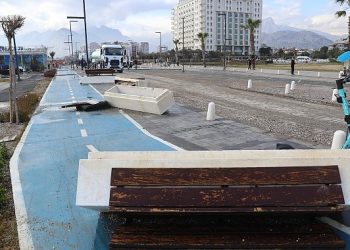 Antalya Büyükşehir fırtınanın izlerini siliyor