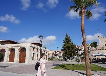 Atıl durumdaki Çeşme Gümrük Binası ilçeye kazandırılıyor